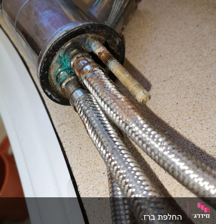 צינורות מתכת מחוברים לברז עם חלודה